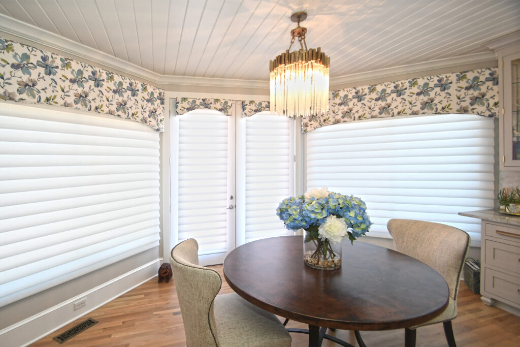 Kitchen eating area with motorized window coverings